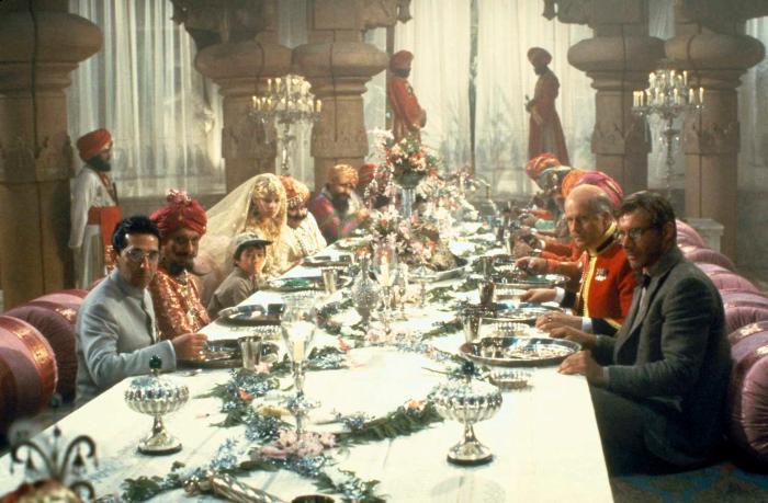 روشن ست در صحنه فیلم سینمایی ایندیانا جونز و معبد مرگ به همراه فیلیپ استون، هریسون فورد، کیت کپشا و جاناتان که کوان