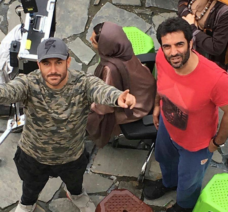 منوچهر هادی در پشت صحنه سریال شبکه نمایش خانگی عاشقانه به همراه محمدرضا گلزار