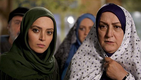مریم امیرجلالی در صحنه سریال تلویزیونی چار دیواری به همراه بهنوش طباطبایی
