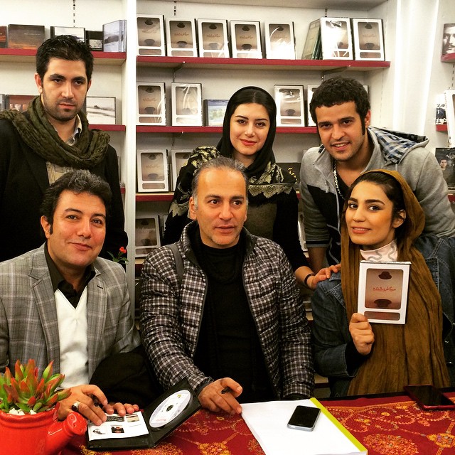تصویری از مجتبی پیرزاده، بازیگر سینما و تلویزیون در پشت صحنه یکی از آثارش به همراه حمیدرضا آذرنگ