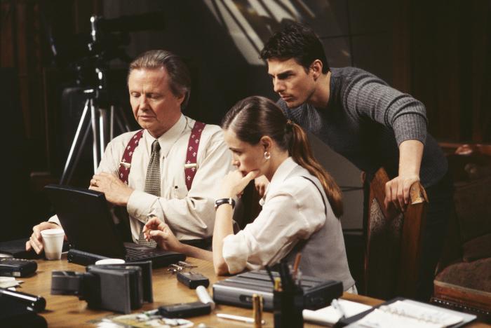 جان ویت در صحنه فیلم سینمایی مأموریت غیرممکن به همراه تام کروز و Emmanuelle Béart