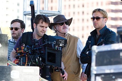 رایان گاسلینگ در صحنه فیلم سینمایی بی وزنی به همراه ترنس مالیک
