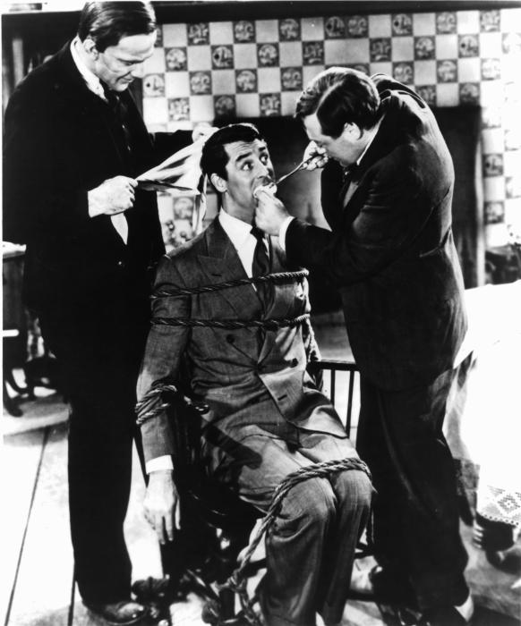 Raymond Massey در صحنه فیلم سینمایی رسنیک و تور کهنه به همراه Peter Lorre و کری گرانت