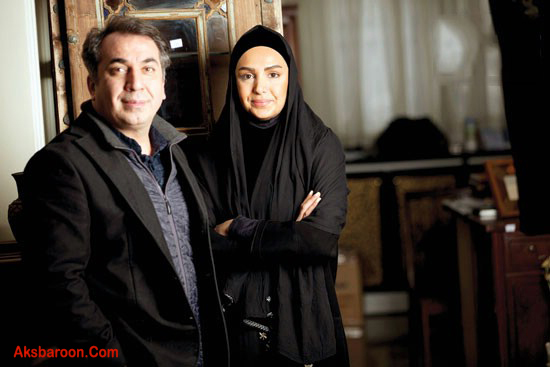 تصویری از سیامک انصاری، بازیگر و گوینده سینما و تلویزیون در حال بازیگری سر صحنه یکی از آثارش