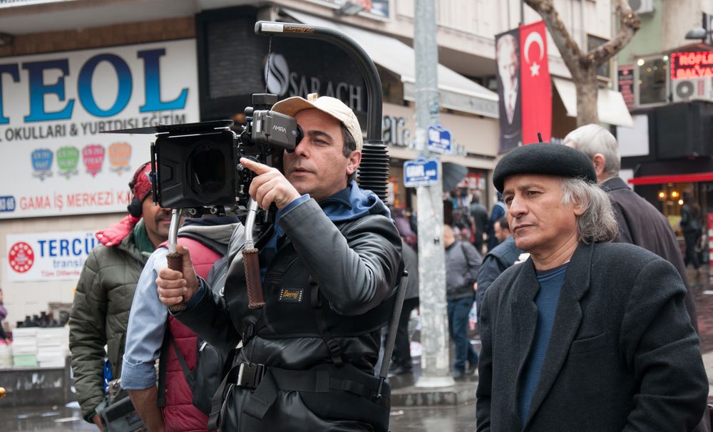 نادر معصومی در پشت صحنه فیلم سینمایی کار کثیف به همراه خسرو معصومی