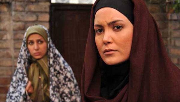 سامیه لک در صحنه سریال تلویزیونی خانه بی پرنده به همراه سوگل طهماسبی