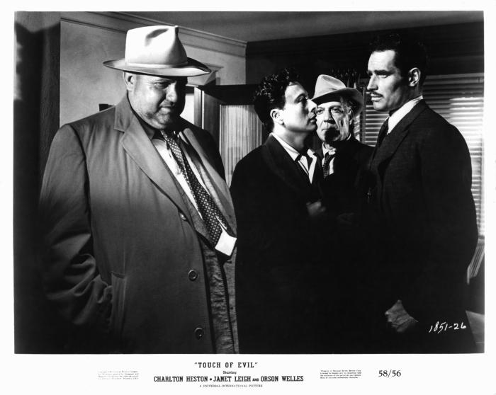 Joseph Calleia در صحنه فیلم سینمایی نشانی از شر به همراه Victor Millan، اورسن ولز و Charlton Heston