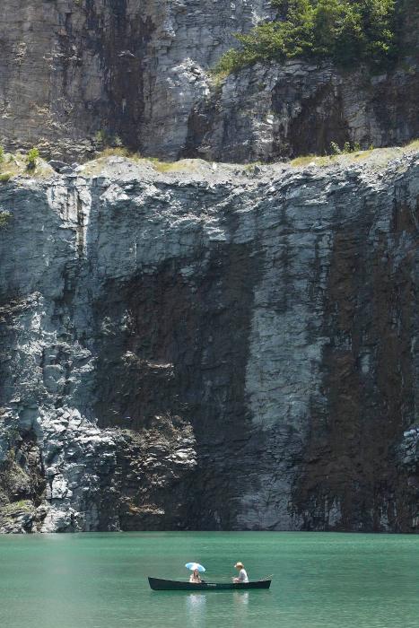 Emma Bell در صحنه سریال تلویزیونی مردگان متحرک به همراه Laurie Holden