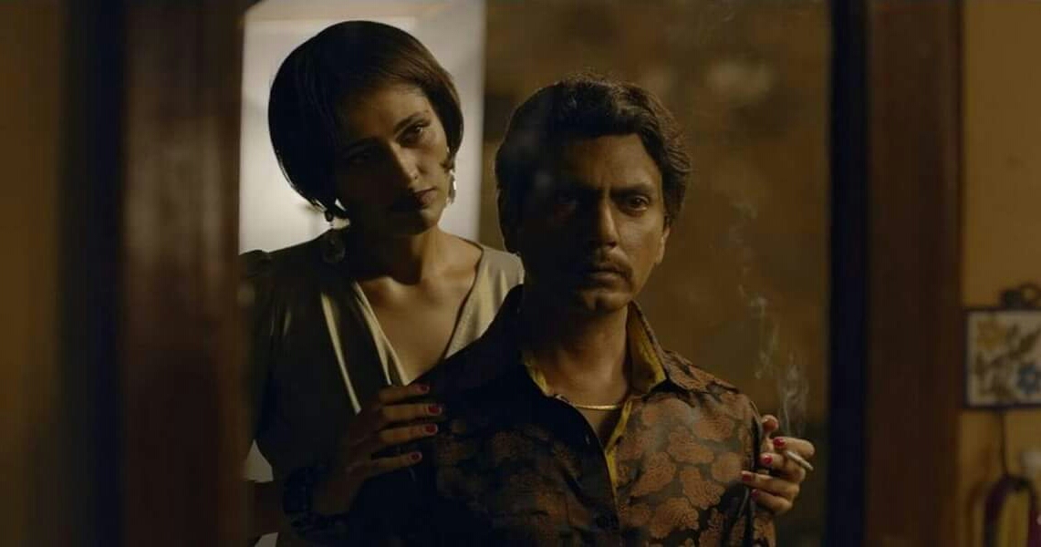 Kubbra Sait در صحنه سریال تلویزیونی Sacred Games به همراه Nawazuddin Siddiqui