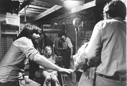 Tobe Hooper در صحنه فیلم سینمایی کشتار با اره برقی تکزاس به همراه Marilyn Burns