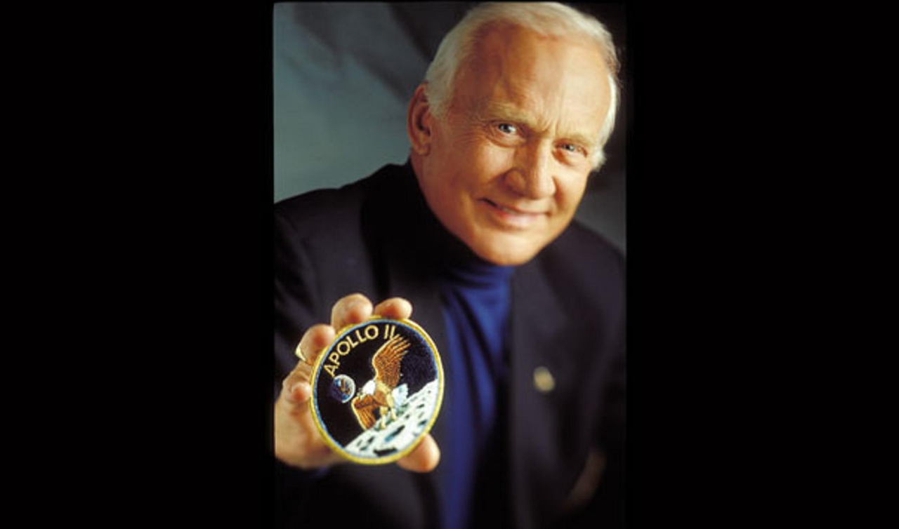 Buzz Aldrin در صحنه فیلم سینمایی Explorers: From the Titanic to the Moon