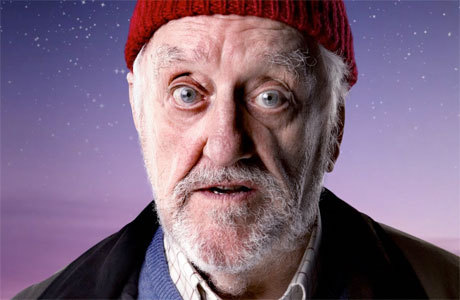 Bernard Cribbins در صحنه سریال تلویزیونی Doctor Who