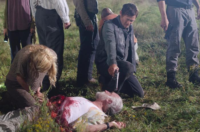 Laurie Holden در صحنه سریال تلویزیونی مردگان متحرک به همراه نورمن ریداس