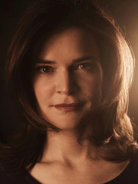 Betsy Brandt در صحنه سریال تلویزیونی برکینگ بد