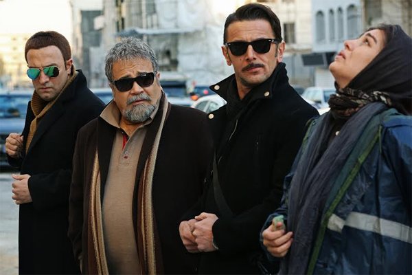 مجید صالحی در صحنه فیلم سینمایی سه بیگانه به همراه امین حیایی، محمدرضا شریفی‌نیا و سحر قریشی