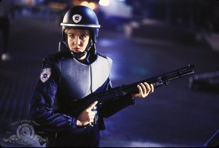 Nancy Allen در صحنه فیلم سینمایی پلیس آهنی ۲