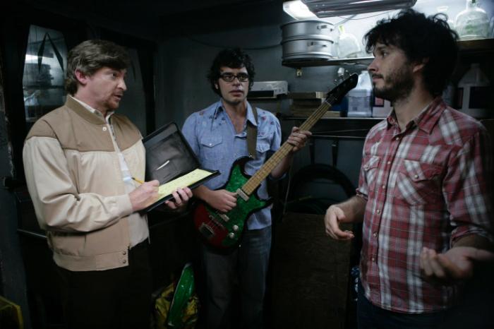 جامین کلمنت در صحنه سریال تلویزیونی Flight of the Conchords به همراه Bret McKenzie و Rhys Darby