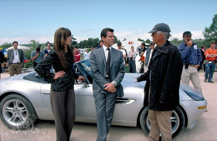 Sophie Marceau در صحنه فیلم سینمایی دنیا کافی نیست به همراه پیرس برازنان و مایکل اپتد