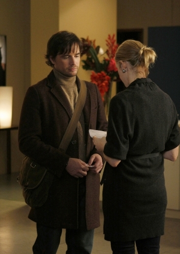 Matthew Settle در صحنه سریال تلویزیونی دختر شایعه ساز به همراه Kelly Rutherford