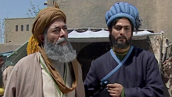 حسین یاری در صحنه سریال تلویزیونی روشن‌تر از خاموشی به همراه علی نصیریان