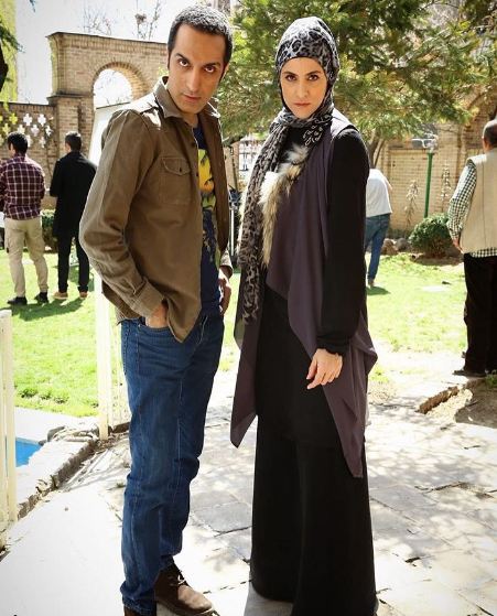 امیرمهدی ژوله در پشت صحنه سریال تلویزیونی دیوار به دیوار به همراه ویشکا آسایش