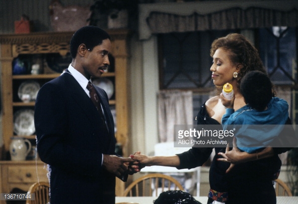 Telma Hopkins در صحنه سریال تلویزیونی Family Matters به همراه Tim Russ