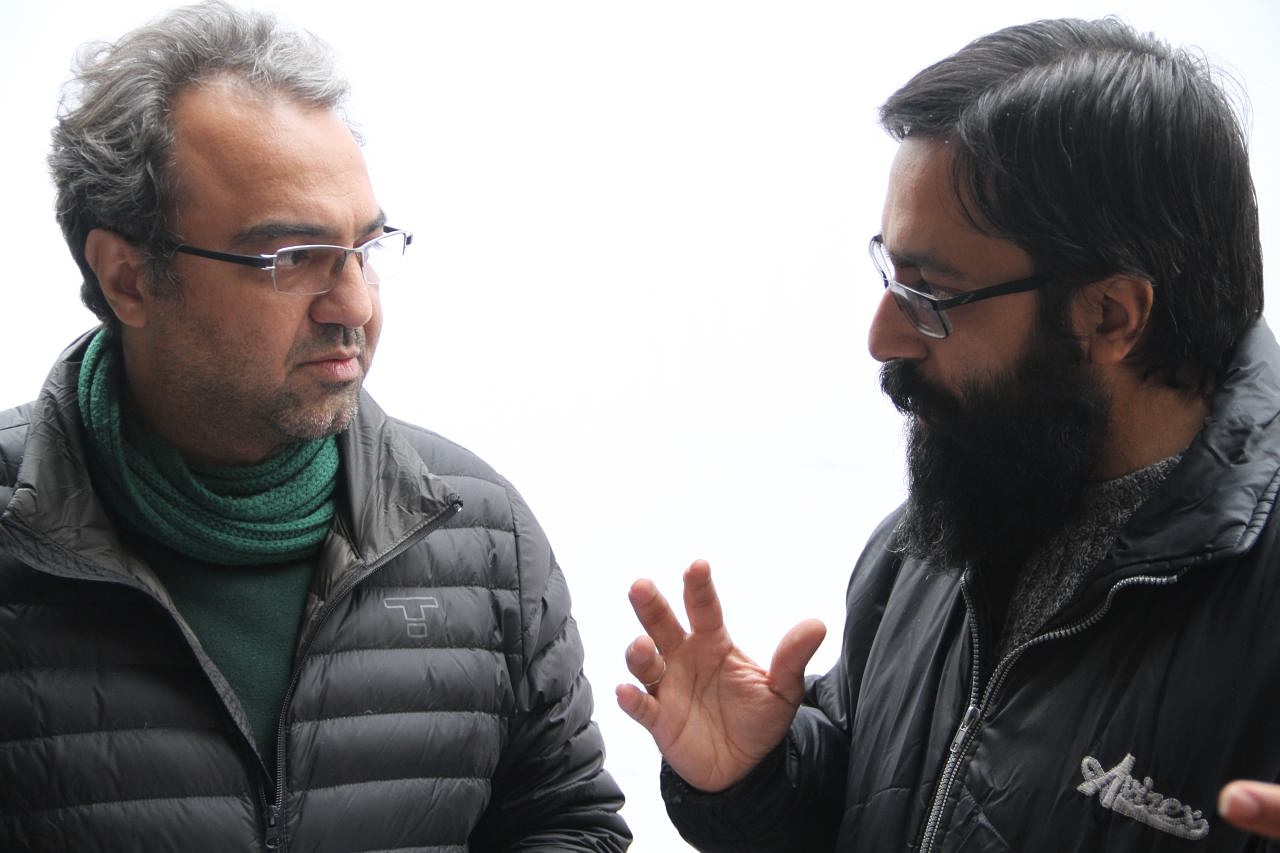تصویری از سعید نقدزاده، برنامه‌ریزی و دستیاراول کارگردان سینما و تلویزیون در حال بازیگری سر صحنه یکی از آثارش