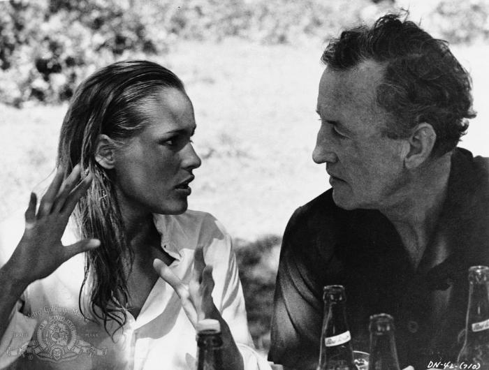 Ian Fleming در صحنه فیلم سینمایی دکتر نو به همراه Ursula Andress