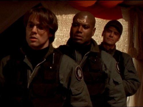 Richard Dean Anderson در صحنه سریال تلویزیونی دروازه ستارگان اس جی-۱ به همراه Michael Shanks و Christopher Judge