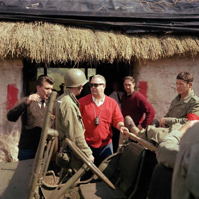 Robert Aldrich در صحنه فیلم سینمایی دوازده مرد کثیف به همراه Charles Bronson