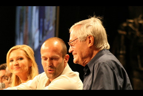 Roger Corman در صحنه فیلم سینمایی مسابقه مرگ به همراه جوان الن و جیسون استاتهم