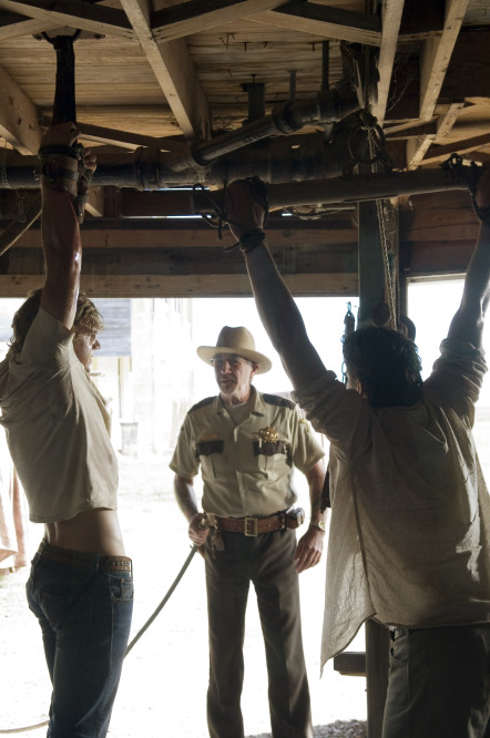 آر لی ارمی در صحنه فیلم سینمایی کشتار با اره برقی در تگزاس به همراه Taylor Handley و مت بامر