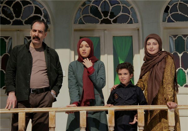 کتانه افشاری‌نژاد در صحنه سریال تلویزیونی گمشدگان به همراه روشنک گرامی و بهنام تشکر