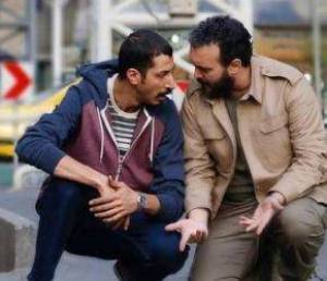 کامبیز دیرباز در صحنه سریال تلویزیونی شرایط خاص به همراه بهرام افشاری