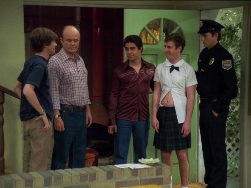 Ashton Kutcher در صحنه سریال تلویزیونی That '70s Show به همراه Wilmer Valderrama، Topher Grace، Bret Harrison و Kurtwood Smith