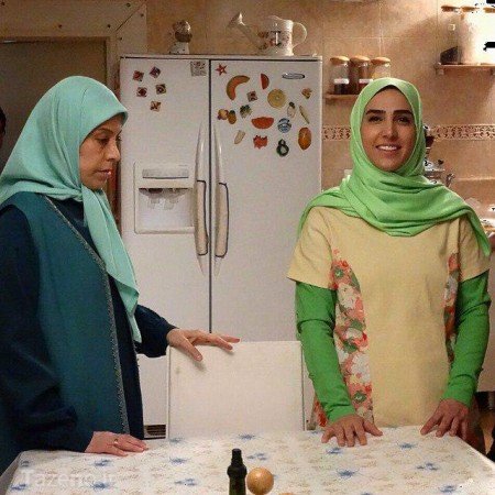 سوگل طهماسبی در صحنه سریال تلویزیونی برادر به همراه سهیلا رضوی