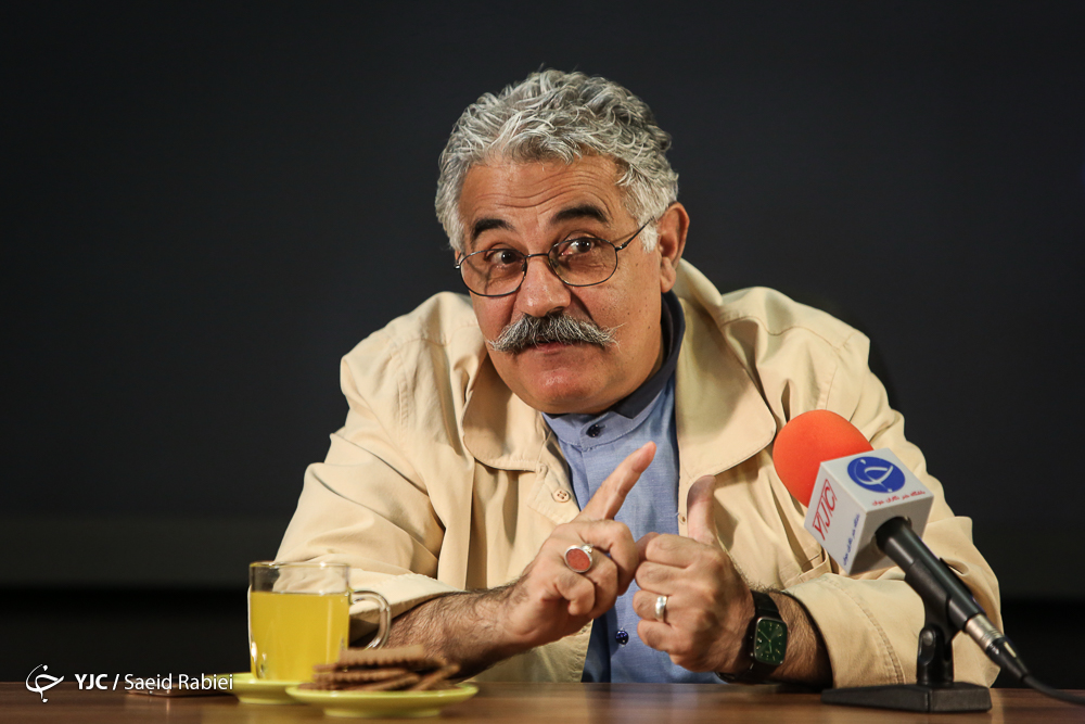 تصویری از محمدعلی اقبال واحدی، مجری و تهیه کننده سینما و تلویزیون در حال بازیگری سر صحنه یکی از آثارش