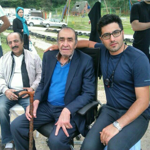 تصویری از رضا بقایی، منشی صحنه و بازیگر سینما و تلویزیون در حال بازیگری سر صحنه یکی از آثارش