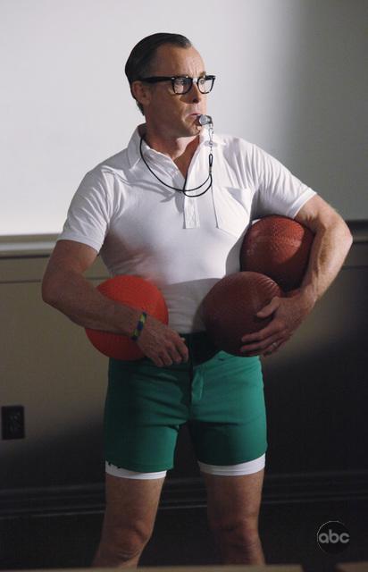 جان کریستوفر مک گینلی در صحنه سریال تلویزیونی اسکرابز
