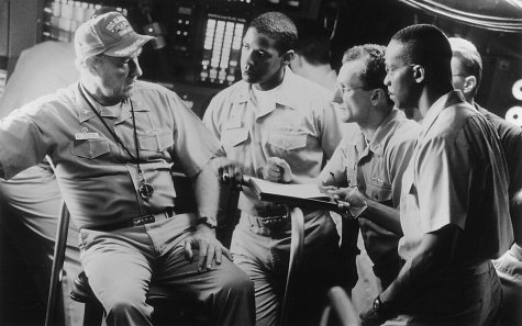 جین هکمن در صحنه فیلم سینمایی امواج سرخ به همراه Matt Craven، Rocky Carroll و دنزل واشنگتن