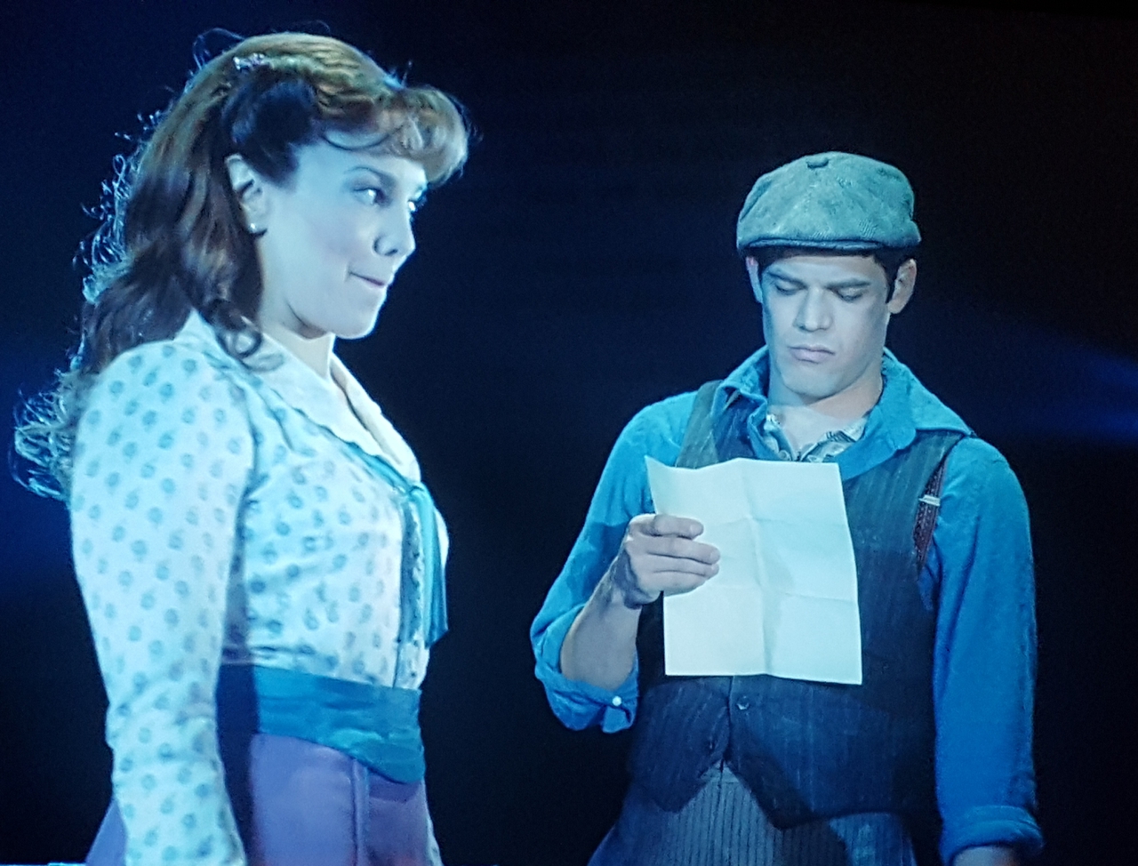 جرمی جردن در صحنه فیلم سینمایی Disney's Newsies the Broadway Musical به همراه Kara Lindsay