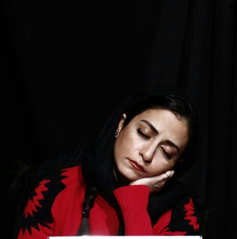 تصویری از رعنا روشنک، بازیگر سینما و تلویزیون در حال بازیگری سر صحنه یکی از آثارش