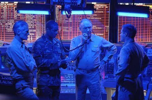 Charles Malik Whitfield در صحنه فیلم سینمایی پشت خطوط دشمن به همراه David Keith و جین هکمن