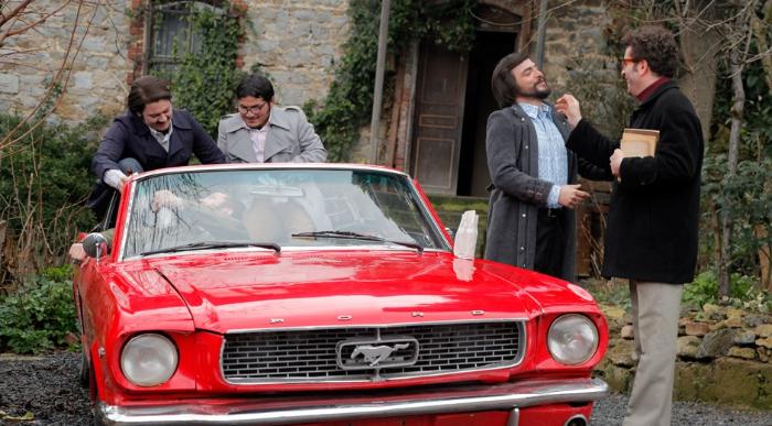 Sadi Celil Cengiz در صحنه فیلم سینمایی Isler Güçler به همراه Ahmet Kural و Murat Cemcir