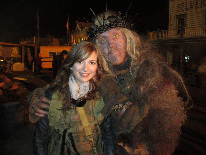 Megan Tracz در صحنه فیلم سینمایی Mutant World به همراه John DeSantis