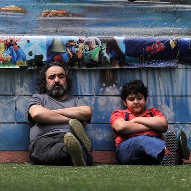 حسن معجونی در صحنه فیلم سینمایی تپلی و من به همراه کیان علی پناه