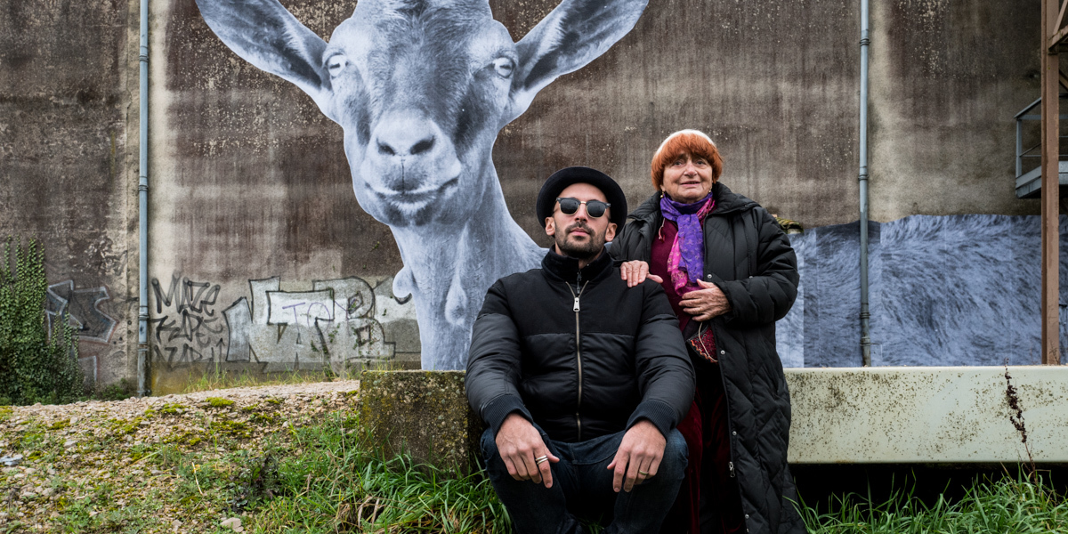 Agnès Varda در صحنه فیلم سینمایی Faces Places به همراه JR