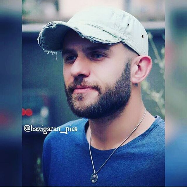 تصویری از بابک حمیدیان، بازیگر و تهیه کننده سینما و تلویزیون در حال بازیگری سر صحنه یکی از آثارش