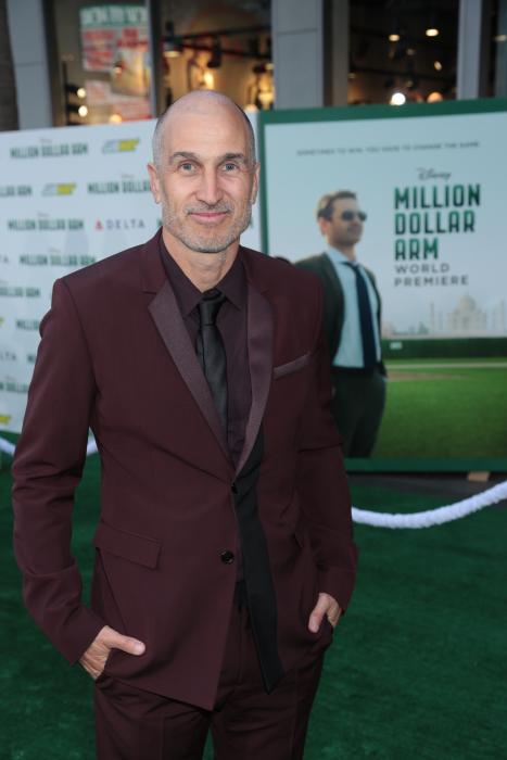 Craig Gillespie در صحنه فیلم سینمایی Million Dollar Arm به همراه May Craig