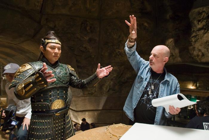 جت لی در صحنه فیلم سینمایی مومیایی :مقبره ی ام‍‍پراطور اژدها به همراه Rob Cohen